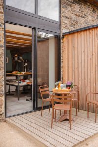 Petite terrasse gîte pour prendre le café